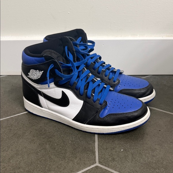 Jordan Men\'s Black, Blue, and White Sneakers